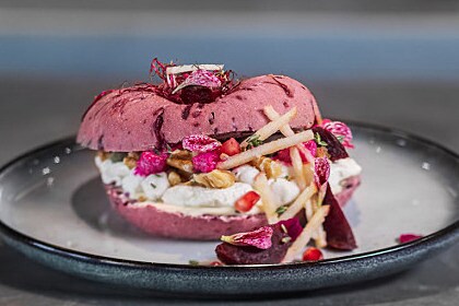 Purple bagel met gekookte biet